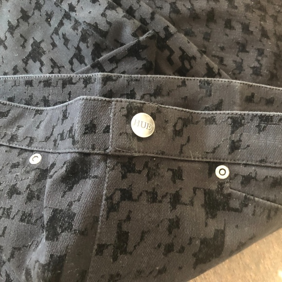 HUE M leggings with pockets w/raised velvet print - Picture 4 of 7